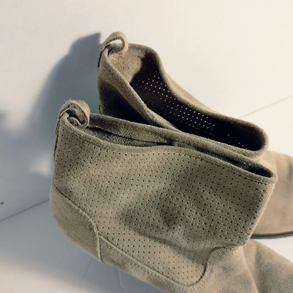 Taupe Suede Pull on Ivanka Trump Size 10 Ankle Shoes Boots - Picture 2 of 11